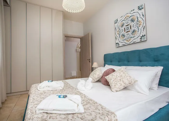 The Sisters * Καλυθιές